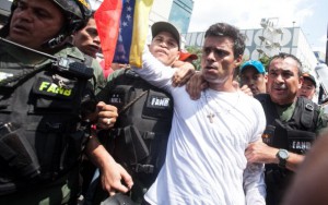 Il leader dell'opposizione venezuelana, Leopoldo Lopez, al momento del suo arresto a Caracas – Credits: Boris Vergara/Anadolu Agency/Getty Images