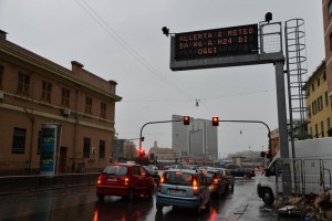 Un cartello luminoso che segnala l'allerta 2 sino alla mezzanotte di oggi, 10 novembre 2014 a Genova. ANSA/LUCA ZENNARO