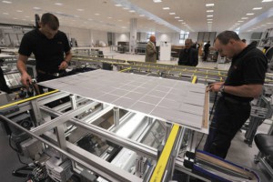 Per realizzare la nuova fabbrica fotovoltaica inaugurata  a Cairo Montenotte dal presidente della Regione Liguria, Claudio Burlando,  ANSA/LUCA ZENNARO