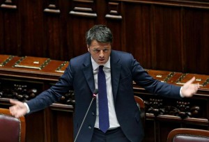 Il presidente del Consiglio Matteo Renzi durante lo svolgimento di interrogazioni a risposta immediata in aula della Camera, Roma 30 settembre 2015. ANSA/ALESSANDRO DI MEO