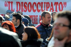 Una manifestazione di disoccupati a Napoli in una recente immagine d'archivio.  ANSA  CIRO FUSCO