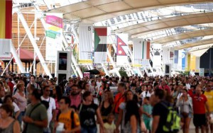 Anche oggi grande affluenza a Expo Milano 2015, nella foto folla sul Decumano, Milano, 21 agosto 2015. ANSA/DANIELE MASCOLO