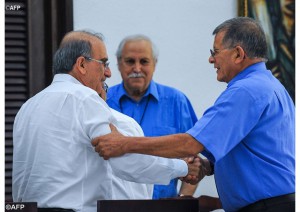 Il comandante delle Farc e il capo della delegazione colombiana si stringono la mano 