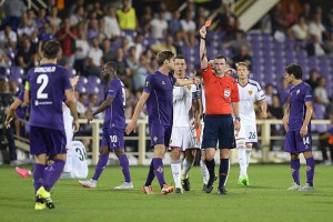 Fiorentina's Gonzalo Rodriguez (L) is sent off by English referee Michael Oliver (C) during the UEFA Europa League group I soccer match between AC Fiorentina and FC Basel 1893 at the Artemio Franchi stadium in Florence, Italy, 17 September 2015.  EPA/GEORGIOS KEFALAS