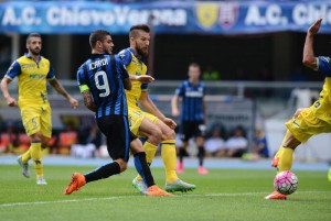 Inter's Mauro Icardi (L) scores the goal during the Italian Serie A soccer match AC Chievo Verona vs FC Inter at Bentegodi stadium in Verona, Italy, 20 September 2015. ANSA/FILIPPO VENEZIA
