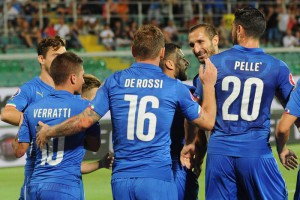 Italian midfielder Daniele De Rossi (C) celebrates with teammates after scoring on penalty the 1-0 goal lead against Bulgaria during UEFA EURO 2016 Group H qualifying round match at Renzo Barbera Stadium in Palermo, 6 September 2015. ANSA/MIKE PALAZZOTTO