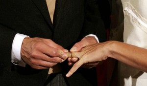 Una foto di archivio mostra lo scambio degli anelli durante una cerimonia nuziale. ANSA / CRISTOFANI