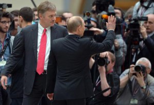Russian President Vladimir Putin (C-R) waves to journalists as Kremlin spokesman Dmitry Peskov (C- L) looks on EPA/ALEXEI DRUGINYN  / RIA NOVOSTI / KREMLIN POOL MANDATORY CREDIT