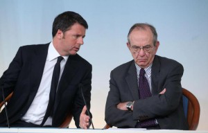 Il presidente del Consiglio Matteo Renzi (s) e il ministro dell'Economia Pier Carlo Padoan, durante la conferenza stampa al termine del Consiglio dei Ministri, Roma, 18 settembre 2015. ANSA/ALESSANDRO DI MEO