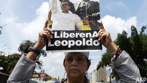 Manifestanti durante il processo a Leopoldo López