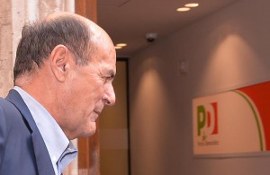 L'ex segretario del Pd Pierluigi Bersani arriva alla sede del Pd in occasione della direzione nazionale a Roma, 7 agosto 2015.   ANSA/ MAURIZIO BRAMBATTI