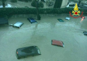 Alcune auto rimaste sommerse per l'esondazione per oltre due metri del fiume Calore a Benevento, 15 ottobre 2015, ANSA / UFFICIO STAMPA VIGILI DEL FUOCO 