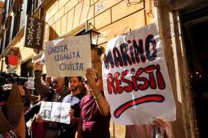 La protesta dei manifestanti pro-Marino davanti alla sede nazionale del Pd, Roma, 12 ottobre 2015. ANSA/ FABIO CAMPANA