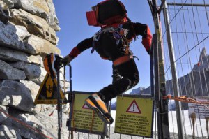 Alpinisti costretti a scavalcare il cancello chiuso dal sindaco di Chamonix. E' l'unico passaggio che dalla stazione di Punta Helbronner (della nuova funivia Skyway del Monte Bianco) consente di raggiungere il ghiacciaio del Gigante, punto di partenza per molti itinerari alpinistici, Rifugio Torino (3.375 metri), Courmayeur, 8 settembre 2015. ANSA/THIERRY PRONESTY