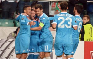 Napoli's Dries Mertens (2-L) celebrates with his teammates after scoring the 1-0 lead during the UEFA Europa League group D soccer match between Legia Warsaw and SSC Napoli in Warsaw, Poland, 01 October 2015.  EPA/BARTLOMIEJ ZBOROWSKI POLAND OUT
