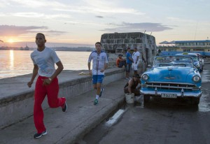 Italian Prime Minister Matteo Renzi runs during his jogging activity, a moment of relax in Havana, Cuba, 28 October 2015.  ANSA / US PALAZZO CHIGI - TIBERIO BARCHIELLI - PRESS OFFICE
