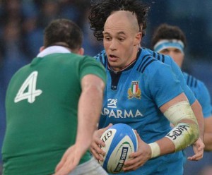 Italy's captain Sergio Parisse (R) in action during the RBS Six Nations rugby union match between Italy and Ireland at the Olimpico Stadium in Rome, Italy, 07 february 2015.             ANSA / MAURIZIO BRAMBATTI