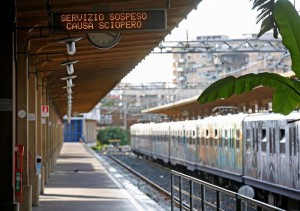 L'interno della stazione Ostiense vuota a causa dello sciopero, Roma, 2 ottobre 2015. ANSA/ALESSANDRO DI MEO