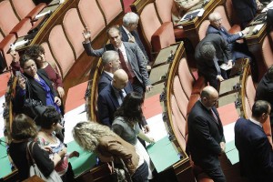 Senatori M5S escono (con scheda in mano) dall'aula del Senato dprima del voto finale al decreto sulle riforme costituzionali, Roma 13 Ottobre 2015, ANSA/GIUSEPPE LAMI