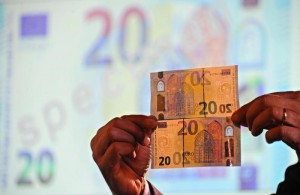 Presentazione delle nuove banconote da 20 euro alla Banca d'Italia di Firenze, 24 novembre 2015. ANSA/MAURIZIO DEGL INNOCENTI