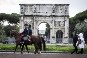 Carabinieri a cavallo all'esterno del Colosseo nell'ambito del piano sicurezza anti terroristico per il Giubileo. Roma 23 novembre 2015. ANSA/ANGELO CARCONI