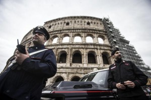 Carabinieri all'esterno del Colosseo nell'ambito del piano sicurezza anti terroristico per il Giubileo. Roma 23 novembre 2015. ANSA/ANGELO CARCONI
