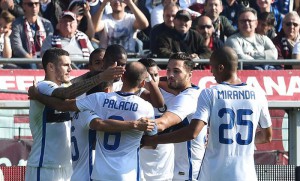 Inter's Geoffrey Kondogbia celebrates with his teammates after scoring a goal against Torino during the Italian Serie A soccer match Torino-Inter at Olympic stadium in Turin, Italy, 08 November 2015. ANSA/ ANDREA DI MARCO
