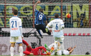 Fc Inter forward Mauro Icardi scores the lead of 2 to 0 against Frosinone goalkeeper Nicola Leali during the Italian serie A soccer match between Fc Inter and Frosinone  at Giuseppe Meazza stadium in Milan, 22 november 2015.  ANSA / MATTEO BAZZI