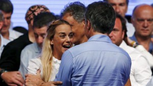 Mauricio Macri, presidente eletto, riceve le congratulazioni di Liliana Tintori, moglie di Leopoldo Lopez