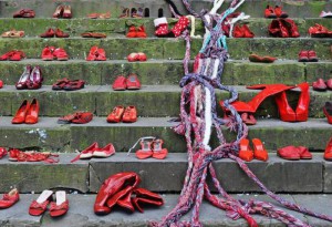 Scarpe rosse esposte in piazza SS. Annunziata in occasione dell'iniziativa 'Scarpe rosse, trecce e solidarietà' per dire no alla violenza sulle donne, Firenze, 8 marzo 2014. ANSA/MAURIZIO DEGL INNOCENTI