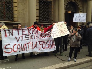 Banche: protesta risparmiatori Etruria, 'rivogliamo soldi rubati'