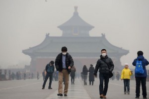 This picture taken on February 24, 2014 shows visitors wearing masks in Temple of Heaven in haze-covered Beijing.  CHINA OUT     AFP PHOTO