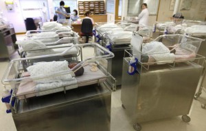 A file photo shows newborn babies in the nursery at the Hong Kong Adventist Hospital, Hong Kong, China, 08 March 2012.   ANSA/ALEX HOFFORD