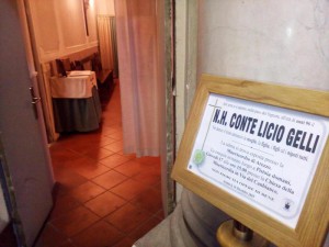 Una immagine dell'entrata della camera ardente di Licio Gelli allestita nella chiesa della Misericordia, in pieno centro ad Arezzo, 16 dicembre 2015. ANSA / GIAMPAOLO GRASSI