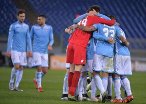 Lazio's players celebrate the 2-1 victory after the end of the Italy Cup soccer match SS Lazio vs Udinese Calcio at Olimpico stadium in Rome, 17 December 2015.   ANSA / MAURIZIO BRAMBATTI
