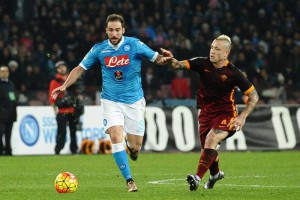 Napoli's forward Gonzalo Higuain and Roma's miedfielder Radja Nainggolan (R) in action during the Italian Serie A soccer match between SSC Napoli and AS Roma at San Paolo Stadium in Naples, 13 December 2015. ANSA/ CIRO FUSCO