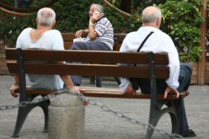 Tre anziani seduti sulle panchine dei giardini pubblici a Napoli in una foto d'archivio. ANSA / CIRO FUSCO