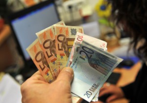 Euro in banconote, in un'immagine d'archivio. La soglia per l'utilizzo dei contanti passa da 1.000 a 3.000 euro ANSA/FRANCO SILVI