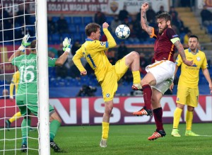 AS Roma's  Daniele De Rossi (R) vies for the ball with Bate Borisov's Aleksandr Hleb during their UEFA Champions League group E soccer match at the Olimpico stadium in Rome, Italy, 09 December 2015.  ANSA/ETTORE FERRARI