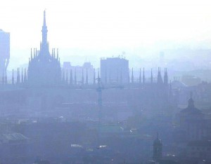 Una panoramica del centro di Milano, giovedì 28 gennaio 2010.  DANIEL DAL ZENNARO/ANSA