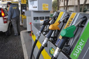 Un benzinaio ad un distributore di benzina a Pisa, 5 gennaio 2012. ANSA/FRANCO SILVI