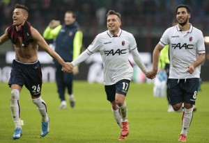 Bologna's Emanuele Giaccherini (C) and his teammates celebrate their victory at the end of the Italian serie A soccer match Milan-Bologna at the Giuseppe Meazza stadium in Milan, Italy, 06 January 2016. Bologna won 1-0. ANSA/ DANIELE MASCOLO