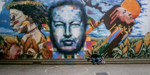 Un murales di Hugo Chavez nelle strade di Caracas (Foto: Wikicommons)