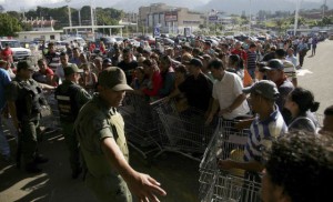 Agentes controlan la entrada de un supermercado en San Cristóbal. / REUTERS