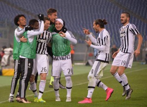 Juventus' Stephan Lichtsteiner (3L) jubilates with his teammates after scoring the goal during the Italy Cup quarter final soccer match SS Lazio vs Juventus FC at Olimpico stadium in Rome, Italy, 20 January 2016. ANSA/MAURIZIO BRAMBATTI
