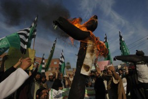 Pro-Saudi Pakistani supporters of a  religious group burn an effigy of American leadership during an anti-Iran rally in Peshawar, Pakistan, Tuesday, Jan. 5, 2016. (ANSA/AP Photo/Mohammad Sajjad)