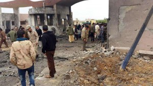 Un'autobomba è esplosa vicino all'aeroporto di Labraq (o Al Abraq) nei pressi della città orientale di Baida, in Libia, provocando un numero imprecisato di morti e feriti, 12 novembre 2014. ANSA/STRINGER
