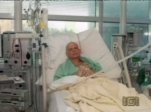 Litvinenko in ospedale in un fermo immagine del Tg1.  ANSA / FERMOIMMAGINE TG1