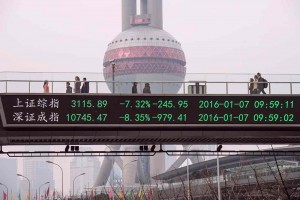 I movimenti della borsa scorrono sullo schermo di un ponte a Shanghai, in Cina, il 7 gennaio 2016. (Afp)