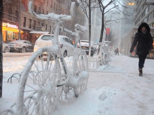 Biciclette imbiancate a Manhattan (LaPresse)
